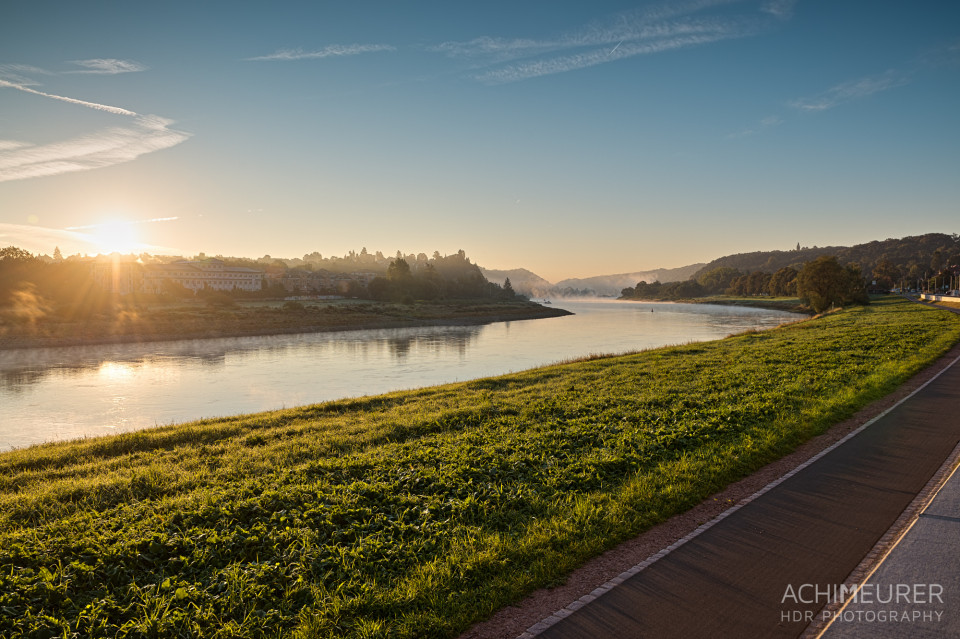 Sonnenaufgang über der Elbe bei Meißen