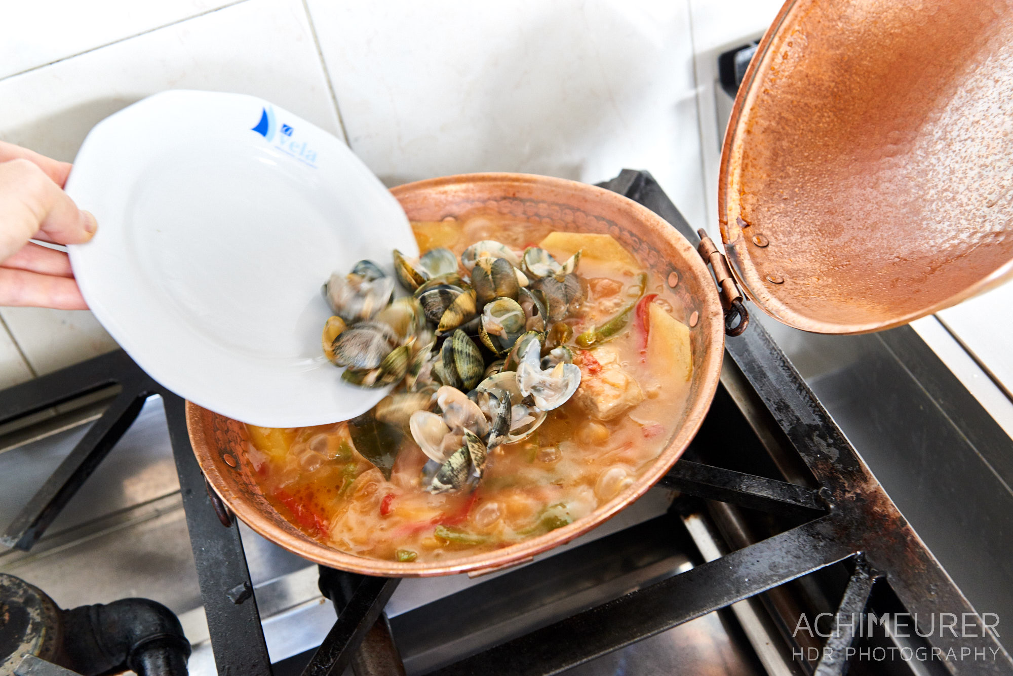 Zubereitung Cataplana - typisches portugiesisches Gericht mit Fisch und Meeresfrüchten