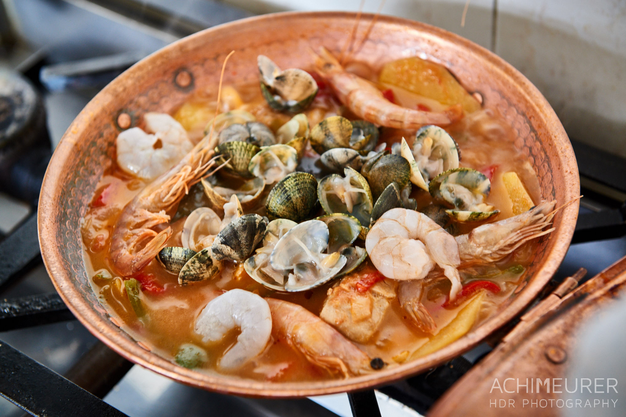 Zubereitung Cataplana - typisches portugiesisches Gericht mit Fisch und Meeresfrüchten