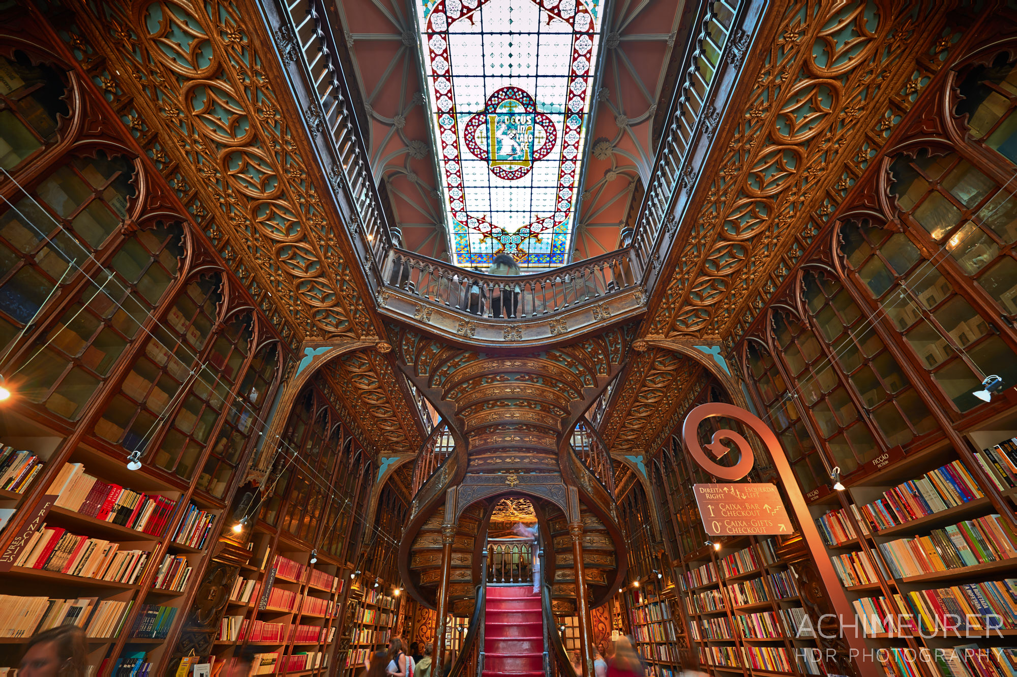 Die Buchhandlung Lello in Porto in Portugal, Inspiration für J.K. Rowling für Harry Potter by Array. 