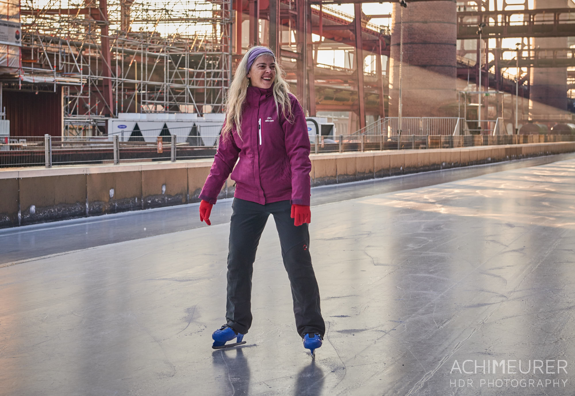 Eislaufen auf der Eislaufbahn Zeche Zollverein in Essen im Ruhrgebiet by AchimMeurer.com . 