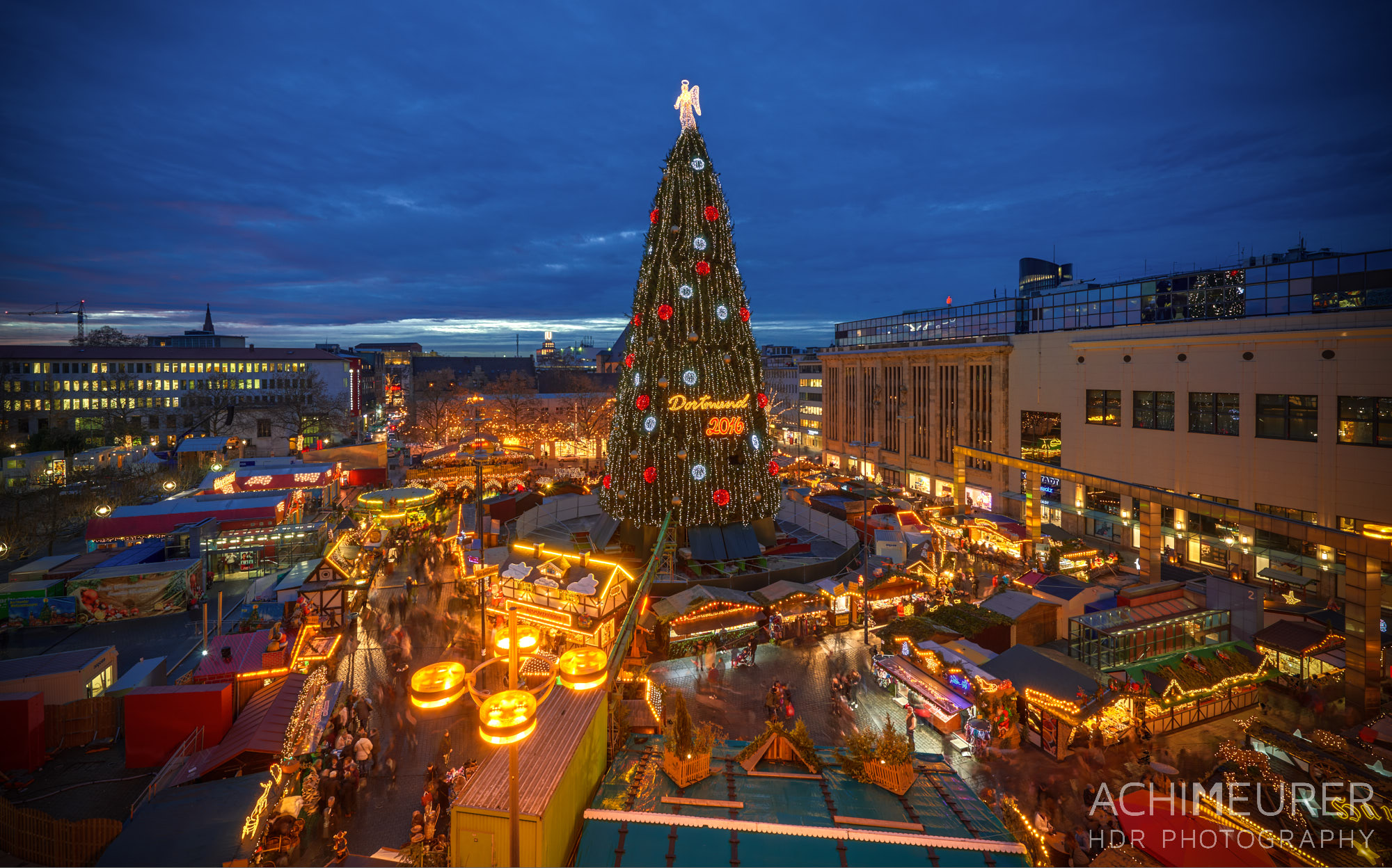 Weihnachtsmarkt in Dortmund im Ruhrgebiet by Array. 