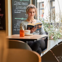 Lesen und Entspannen im Kaffeehaus in Pirna by AchimMeurer.com                     .