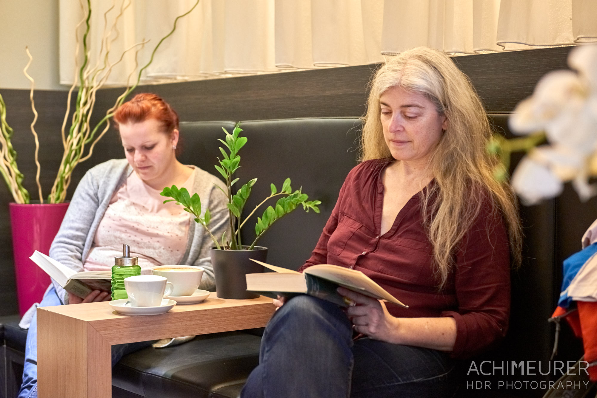 Lesen und Entspannen im Kaffeehaus in Pirna by AchimMeurer.com . 