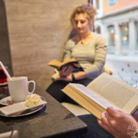 Lesen und Entspannen im Kaffeehaus in Pirna by AchimMeurer.com .
