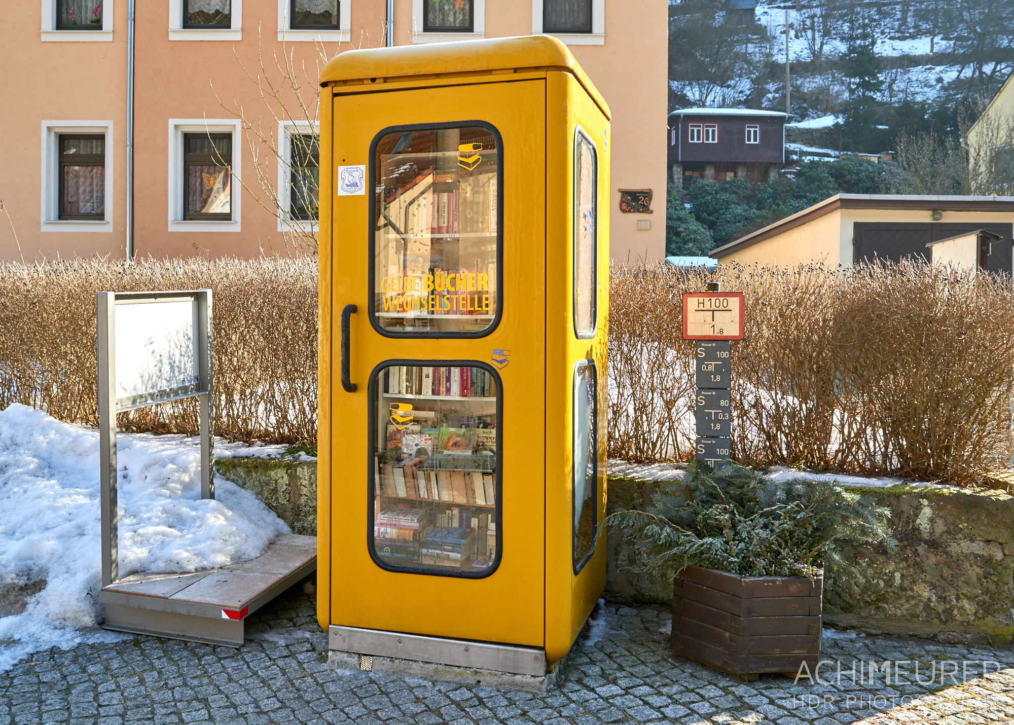 Öffentlicher Bücherschrank in einer alten Telefonzelle by AchimMeurer.com                     . 