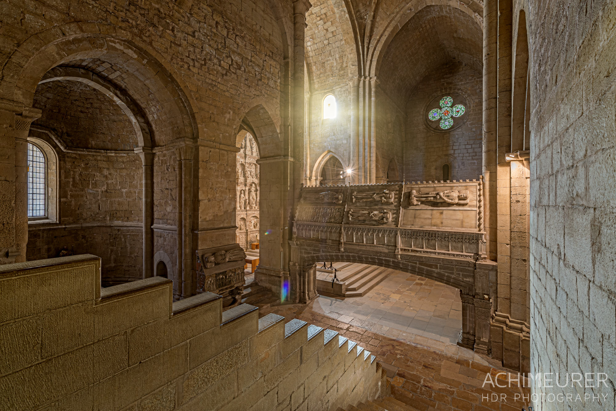 Kloster Monestir de Santa Maria de Poblet, Katalonien, Spanien by Array. 