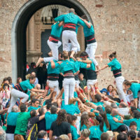 Die berühmten katalonischen Menschentürme auf dem Vorplatz zum Kloster in Montserrat by AchimMeurer.com                     .