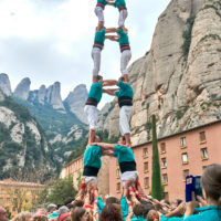 Die berühmten katalonischen Menschentürme auf dem Vorplatz zum Kloster in Montserrat by AchimMeurer.com                     .