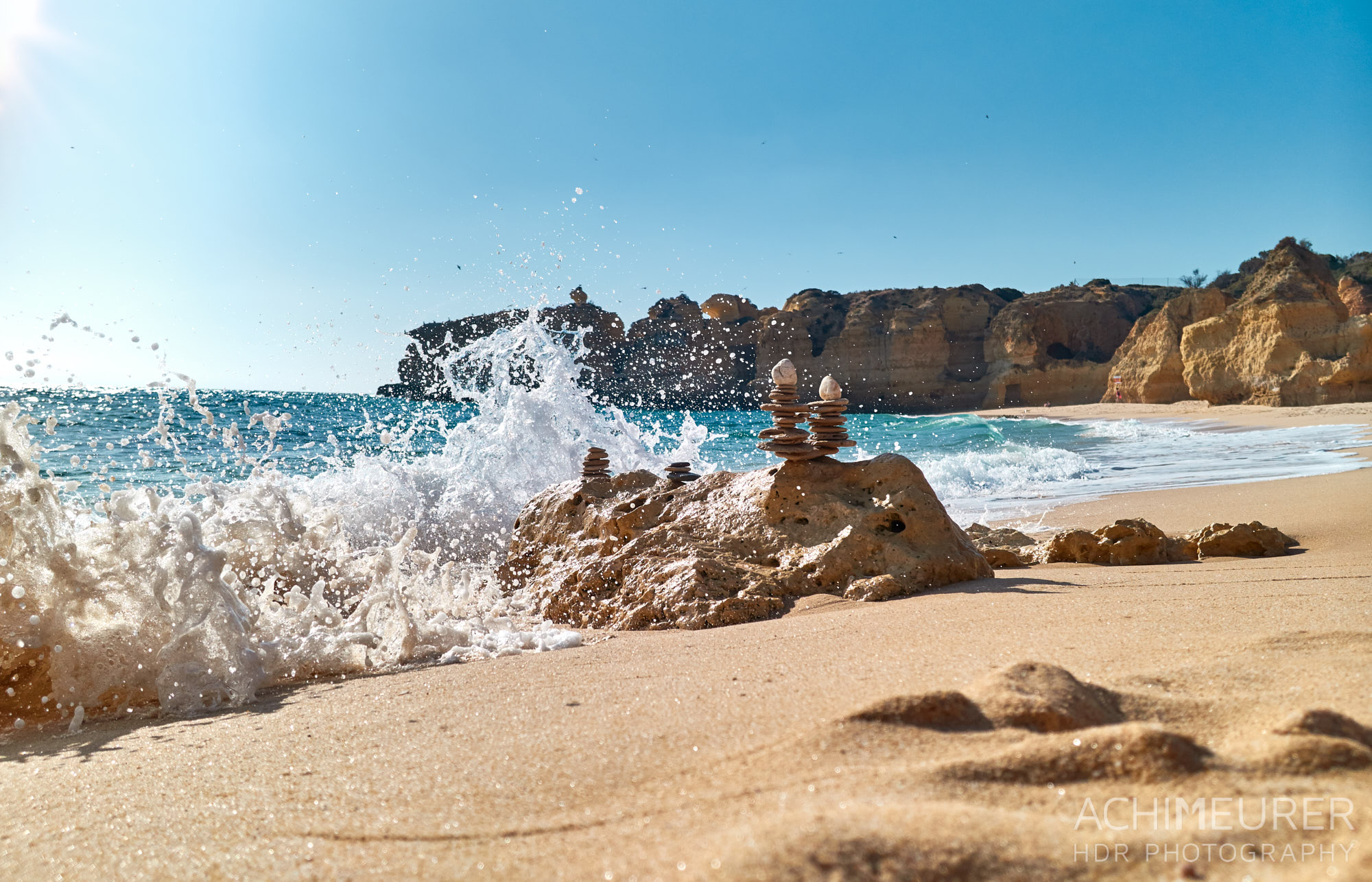 Splash - am Strand in der Nähe von Albufeira, Algarve, Portugal by Achim Meurer.