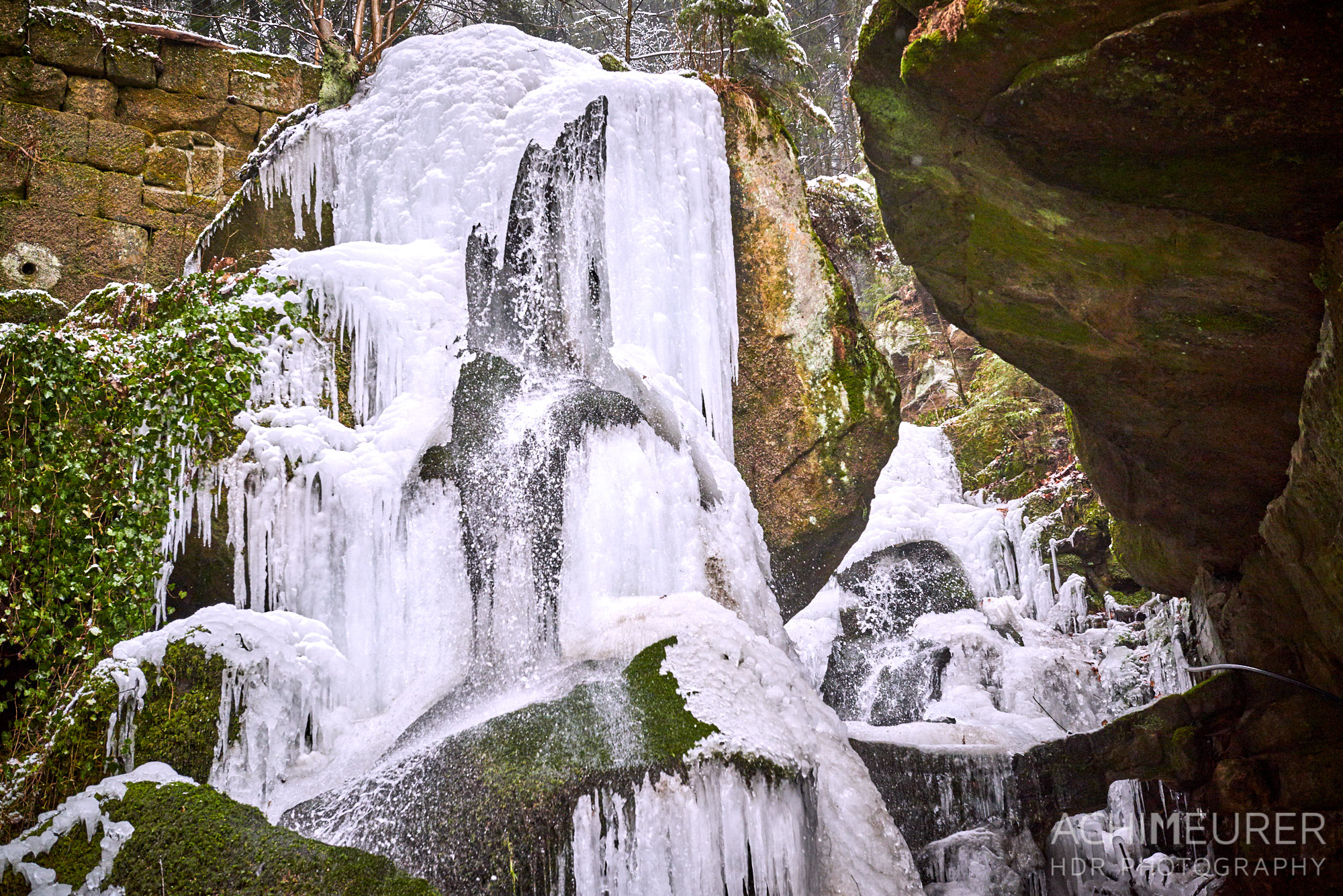 Der gefrorene Lichtenhainer Wasserfall im Kirnitzschtal, Sächsische Schweiz by AchimMeurer.com. 