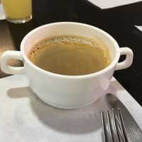Kaffee in einer Suppentasse