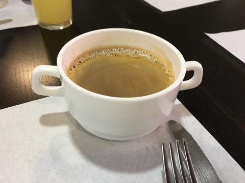 Kaffee in einer Suppentasse