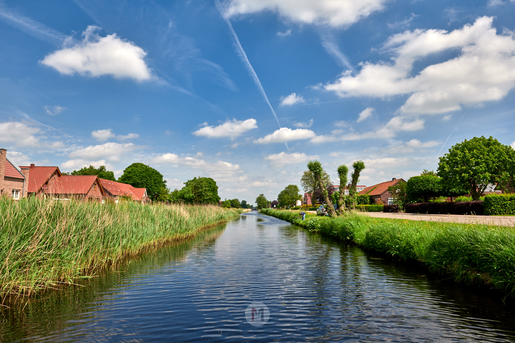 Kanal in Ostfriesland, Niedersachsen by ACHIM MEURER.