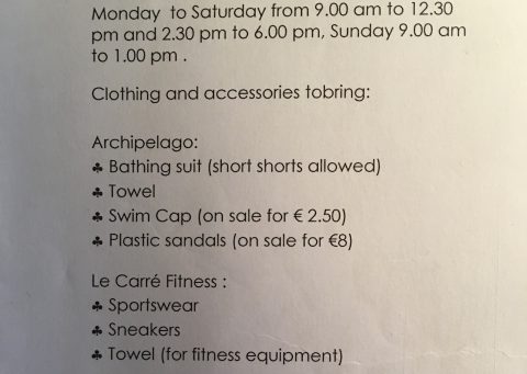 Französischer Text beschreibt, was man alles ins Spa mitbringen muss wie Badehaube, Plastikschuhe und Handtuch