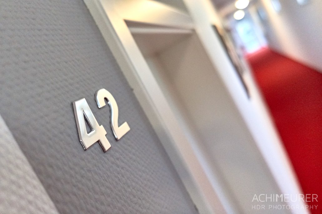 Hotel Zimmer 42 by Achim Meurer.